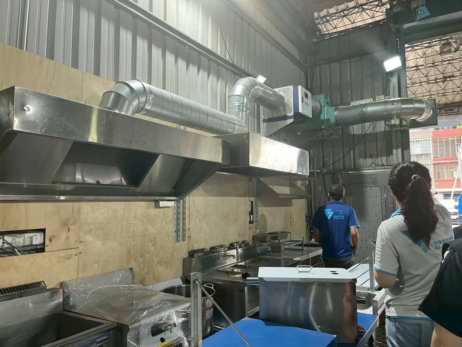 桃園油煙防制裝設率逾七成 環保局、餐飲工會與設備商合作推動食在淨煙再升級 (1).jpg